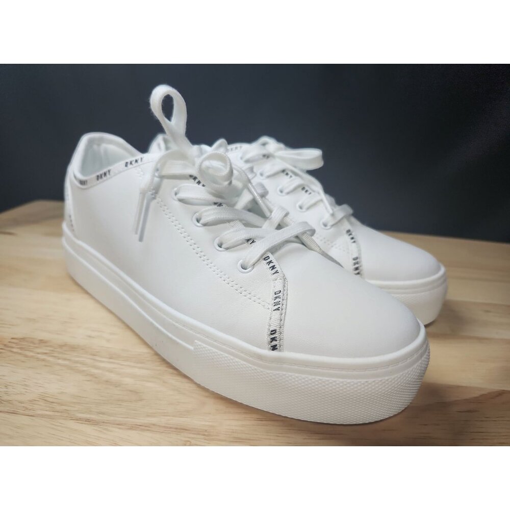 Dkny Size 7 need to clean sole